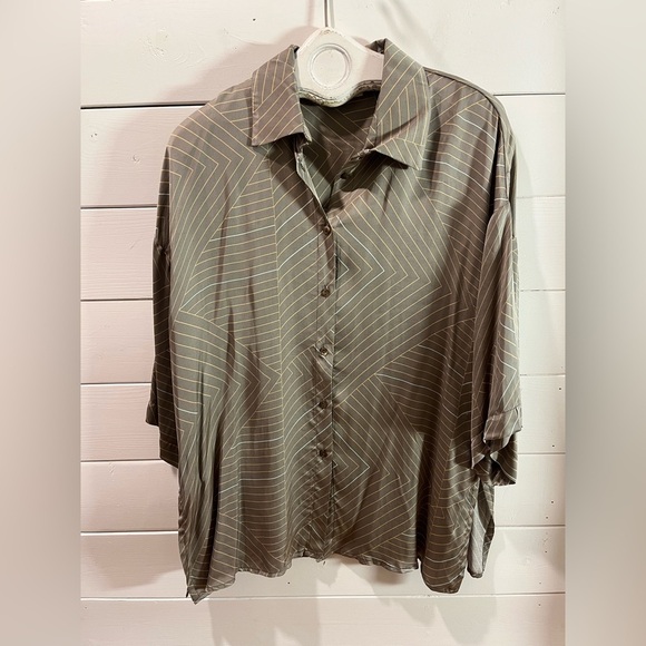 📍🤎VIA BOVIO – Taupe Geometric Button-Up Blouse (L) - Picture 6 of 10